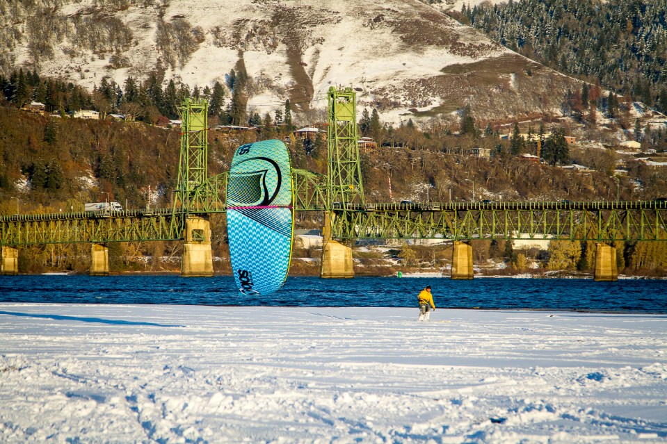 Joe snowkiting the Hood River Sandbar